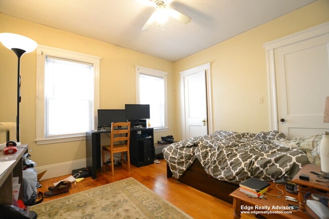 Foto del edificio - 31 Justin Rd