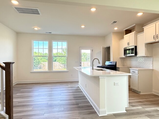 Foto del edificio - 3 Bedroom End unit Townhome Double Driveway - Lots of Natural Light