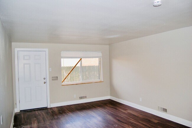 Foto del edificio - Updated 3Bedroom- In-Unit Laundry-$1,000 Move-In credit