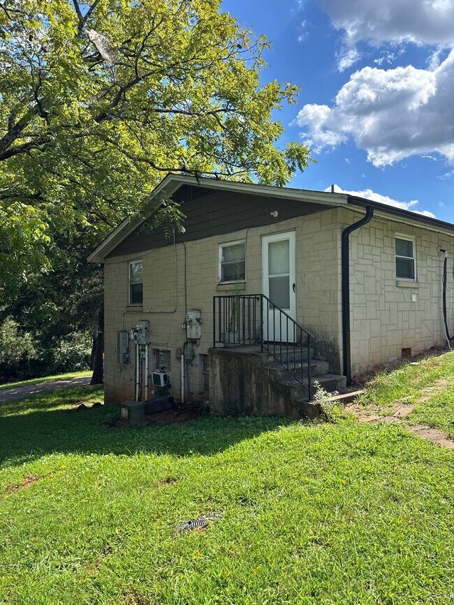 Building Photo - For Rent – $1,100/month | 2 Bed | 1 Bath