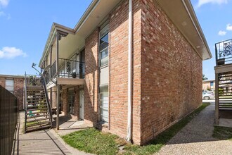 Building Photo - 9616 Long Point Rd