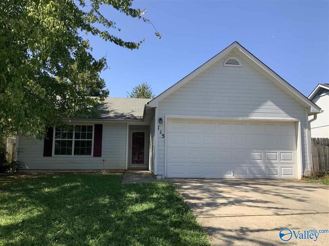Foto principal - 115 N W Sugar Bluff Ln