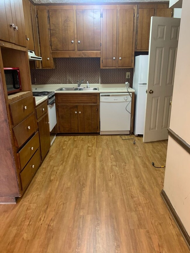 Building Photo - 1 Bedroom condo- Steps away from UGA! Available early August 2026