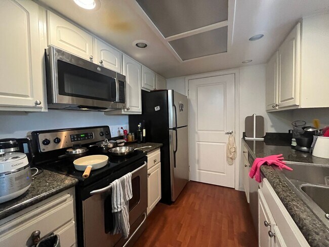 Building Photo - Stunning Top Floor Condo