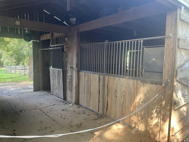 Foto del edificio - Pony Barn