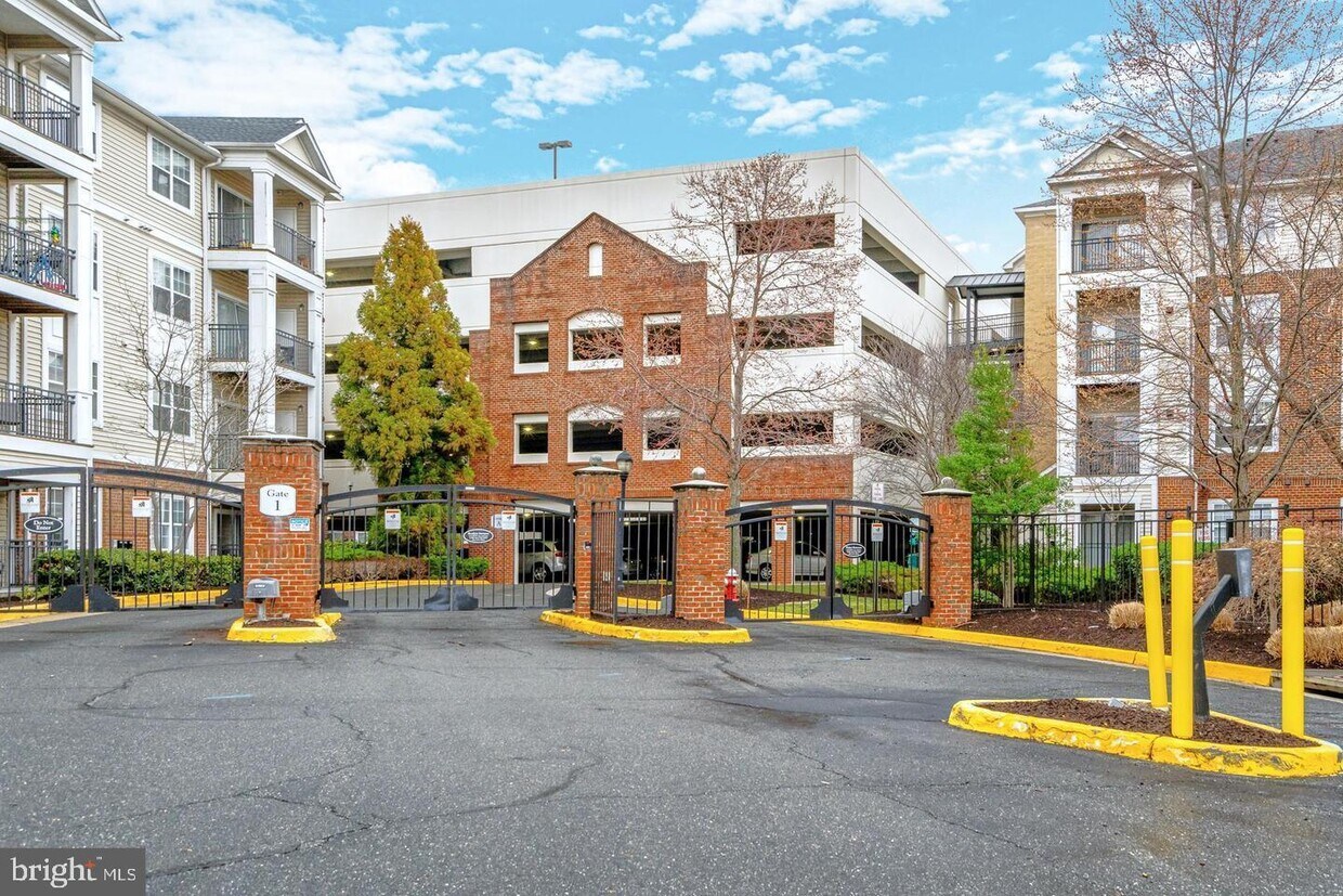 12925 Centre Park Cir Unit 405, Herndon, VA 20171 Room for Rent in