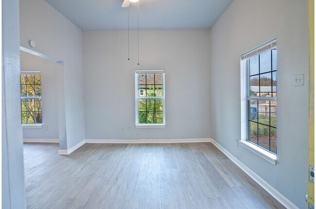 Building Photo - Convenient Home near Downtown's Heart