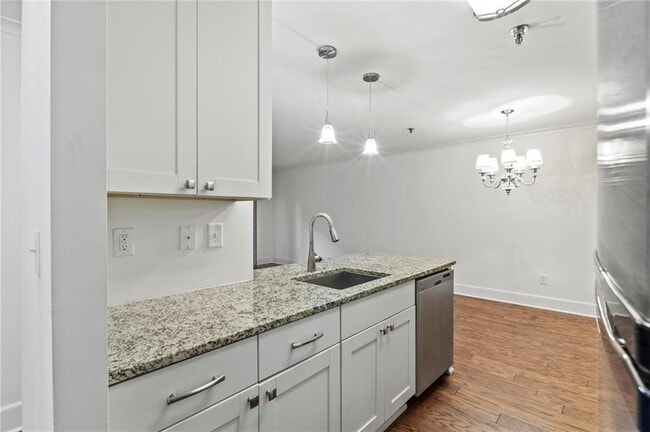 Building Photo - 300 Johnson Ferry Rd