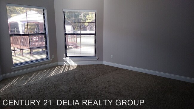 Foto del edificio - 4 br, 2.5 bath House - 3656 Belview Rd.