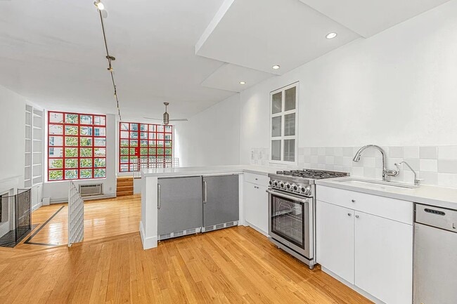 Building Photo - 11 W 89th St