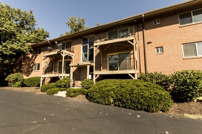 Exterior View Brooke Court Apartments - Brooke Court Apartments