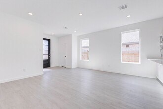 Building Photo - 27410 Sweetwater Bay Dr