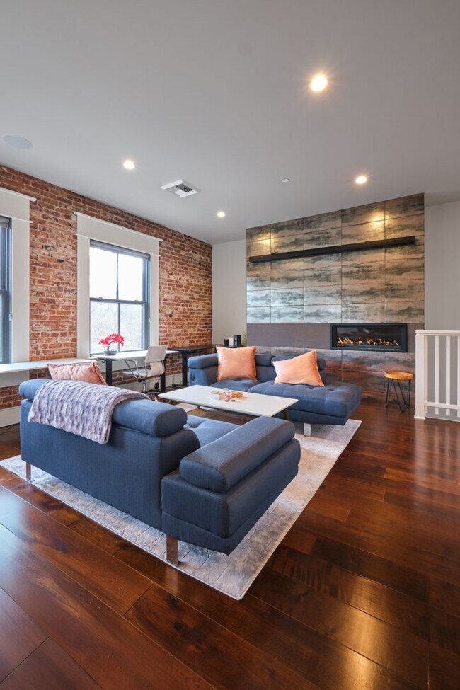 Building Photo - Furnished 2 Bdrm/2 Bath Condo in the Heart of Downtown Ashland!