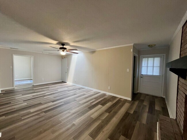 Building Photo - 111 Fairway Dr