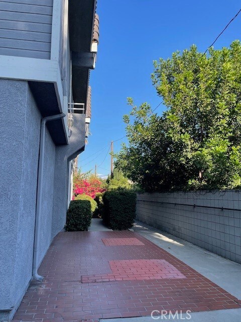 Building Photo - 2452 Oneida St