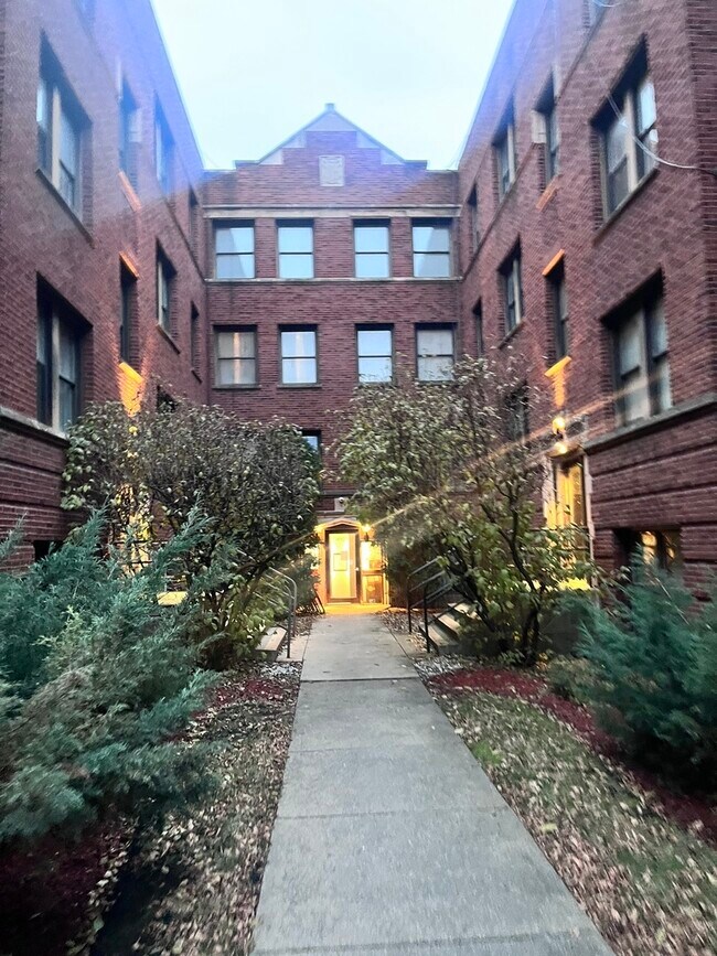 4527 S Drexel Blvd Unit 2N, Chicago, IL 60653 Condo for Rent in