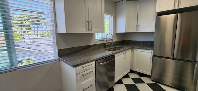 Foto del edificio - Kensington: Renovated Spacious Residence: Cook's kitchen, Includes parking