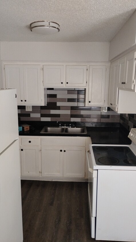 Primary Photo - 2420 E 70th St