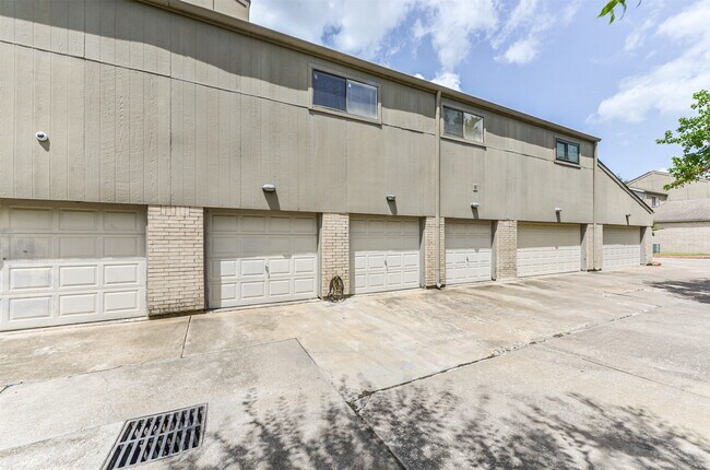 Building Photo - 10811 Richmond Ave.
