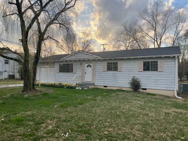Building Photo - Discover the comfort of 7911 Hixson Pike- ...
