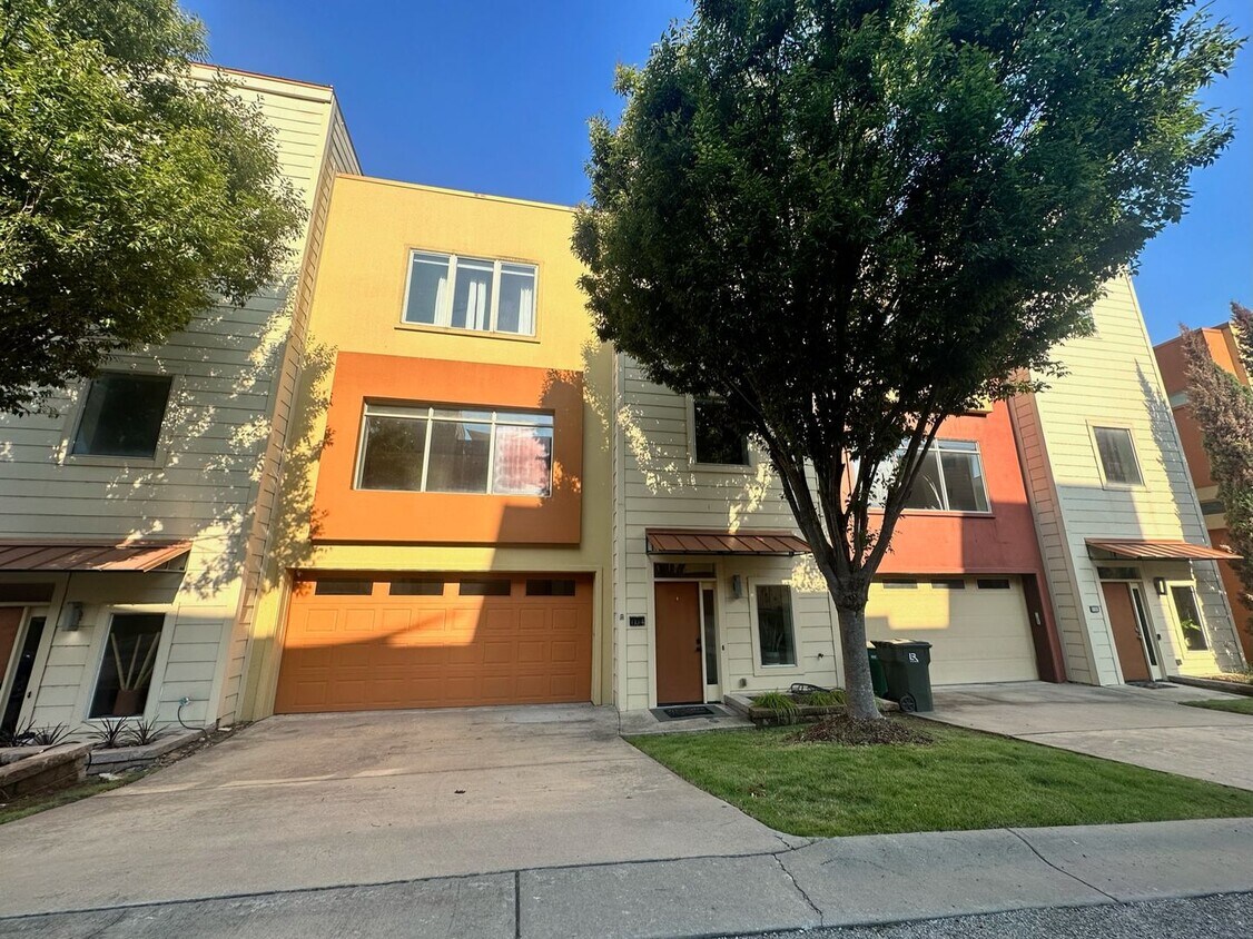 Primary Photo - 104 Vertical Lofts Dr