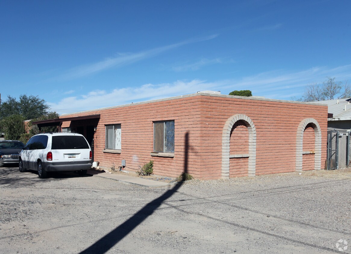 Primary Photo - 2633-2643 N Dodge Blvd
