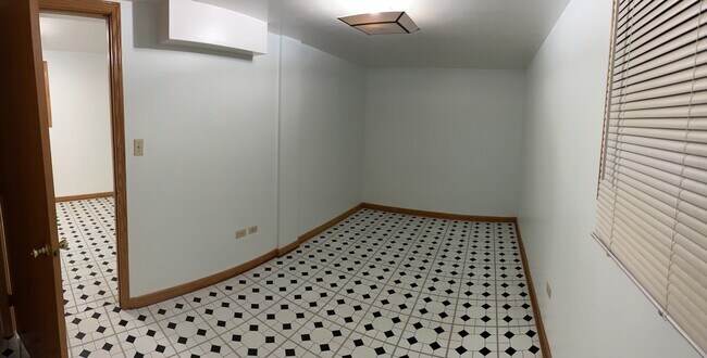 Bedroom - 3123 S Lowe Ave