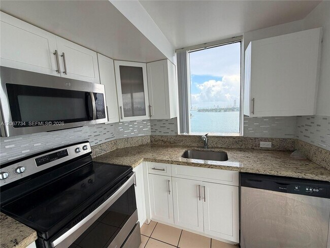 Foto del edificio - 7601 E Treasure Dr