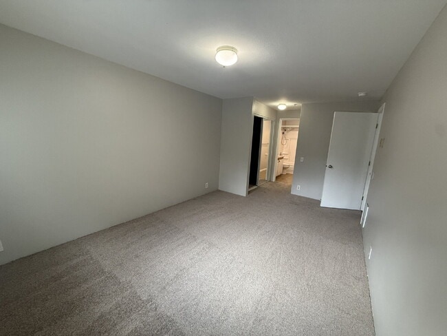 Building Photo - Updated 2 Bed, 2 Bath with Balcony and Fir...