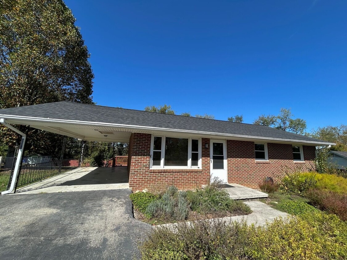 Charming Christiansburg home. - Charming Christiansburg home.