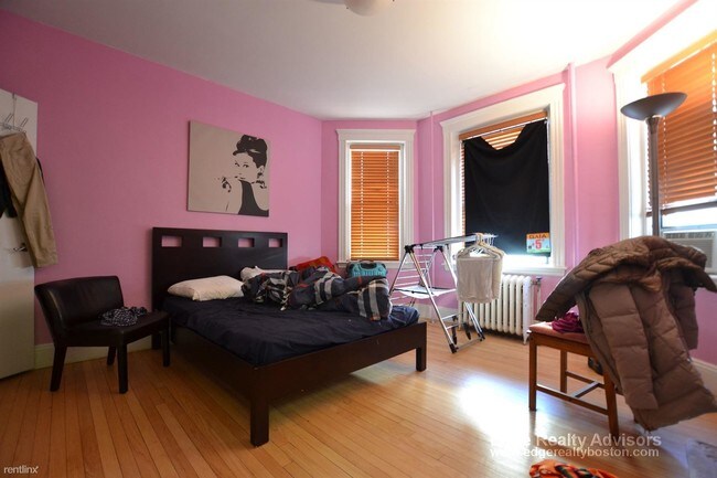 Foto del edificio - 374 Chestnut Hill Ave