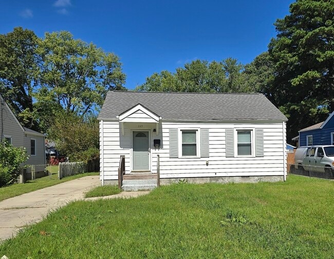 CHARMING 2 BEDROOM SINGLE FAMILY - CHARMING 2 BEDROOM SINGLE FAMILY House