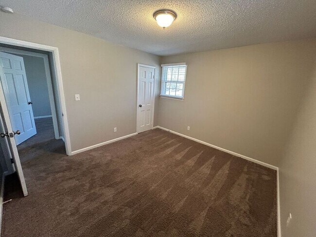 Building Photo - 2616 Belle Meade Dr NE
