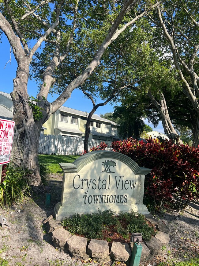 Building Photo - 887 Crystal Lake Dr