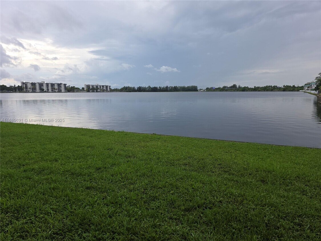 Foto principal - 1300 NE 191st St