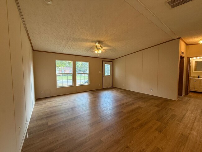 Building Photo - 3bed/2ba Single Family Home