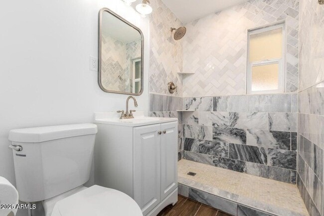 Foto del edificio - 2241 W Whitton Ave