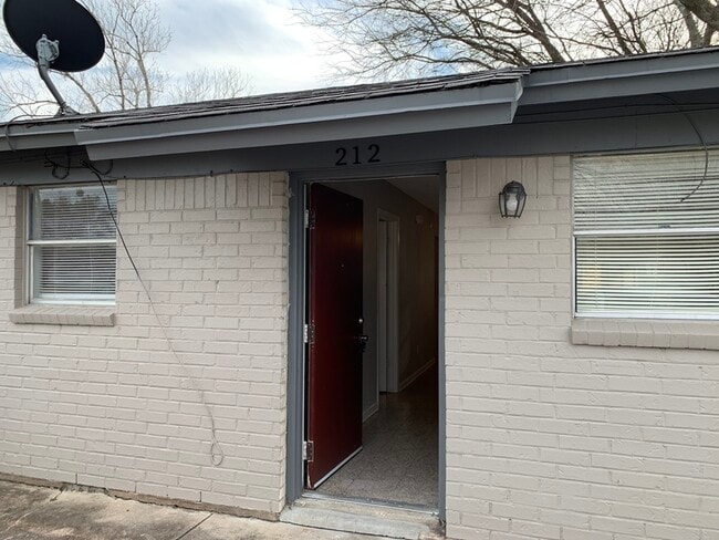 Foto del edificio - 214 E Reagan Ave