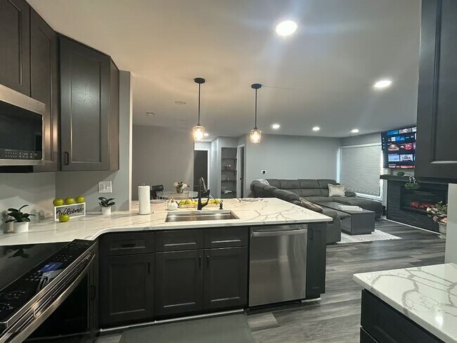 Foto del edificio - Charming 2BR Condo in Levittown