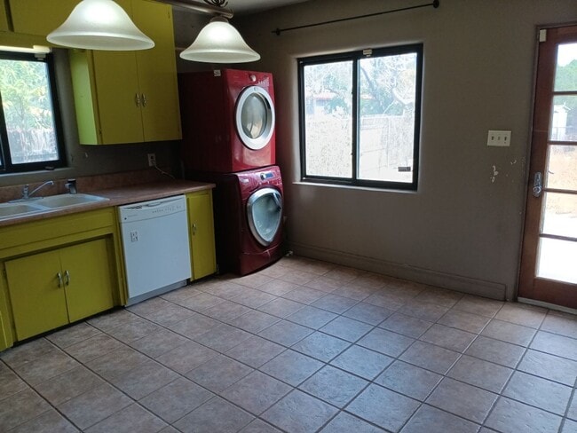 Building Photo - Charming 2-bedroom, 1-bathroom home! Showings available now! Move in special!!