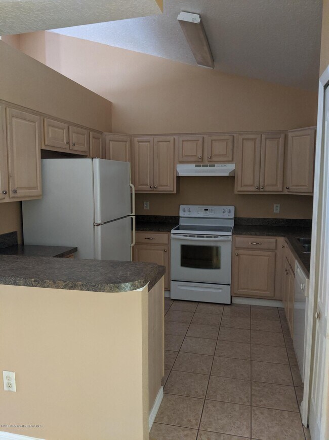 Building Photo - 6073 Beechwood Dr