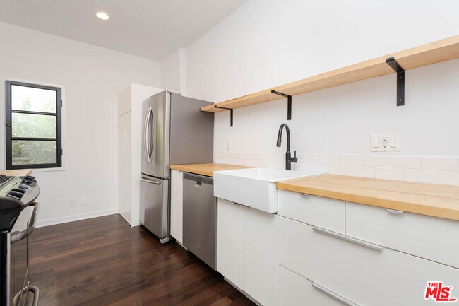 Building Photo - 418 N Curson Ave