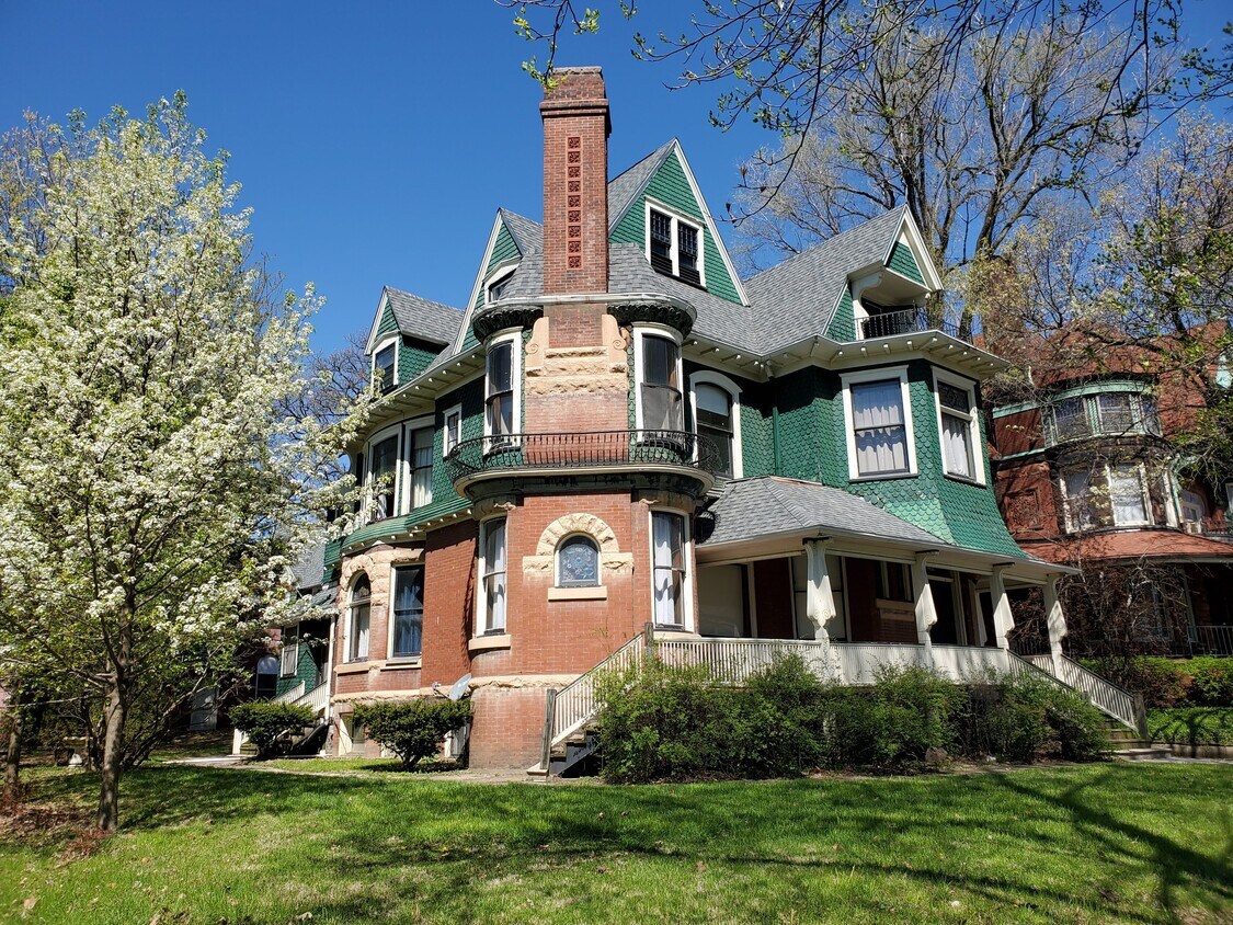 255 NE Randolph Ave Unit 1, Peoria, IL 61606 Apartments in Peoria, IL