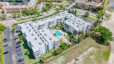 Building Photo - 3000 Sunrise Lakes Dr W