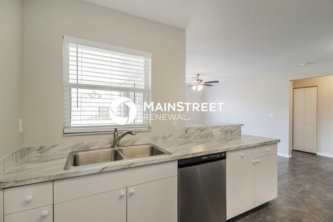 Foto del edificio - 3 Bedroom Pet-Friendly Home in Fort Myers, FL with Main Street Renewal