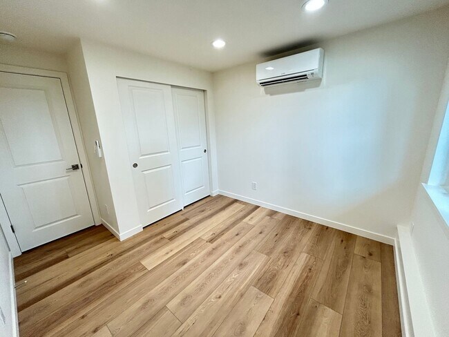 Building Photo - 8024