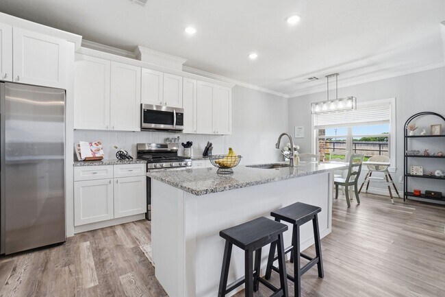 Building Photo - Beautiful Home located in the Mountain View Villas in Elgin, OK