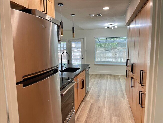 Building Photo - 5809 Cherry Creek Dr