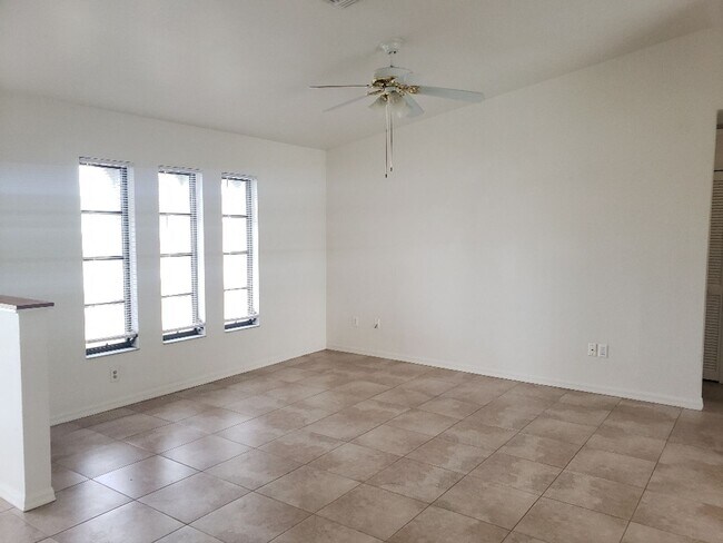 Foto del edificio - Nice 3 bedroom 2 bath 2 car garage single family home available in SE Cape Coral~