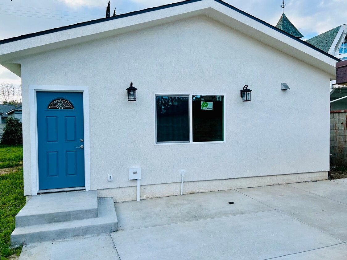 Primary Photo - 6227 Orion Ave